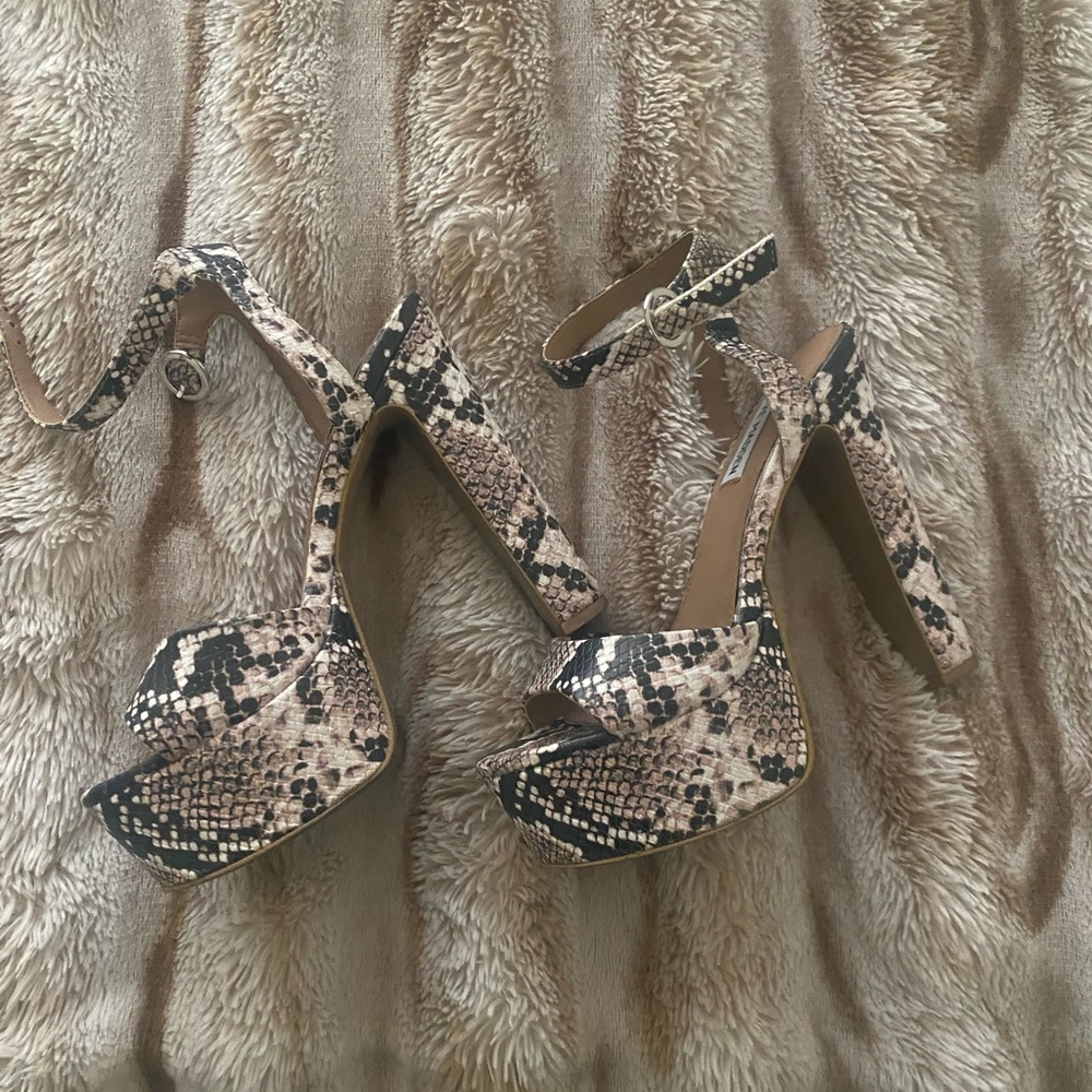 🔥Stylish faux python Snakeskin Animal print Platform Ankle strap Heels 6.5